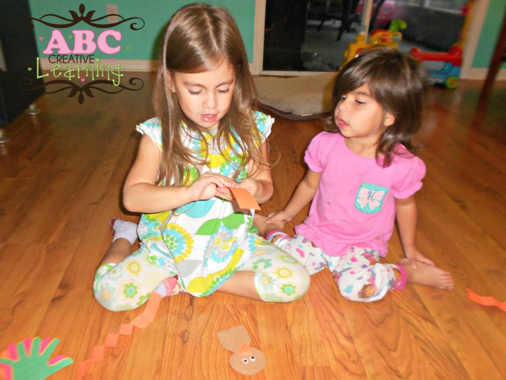 Manualidad con diadema de pavo para niños en edad preescolar