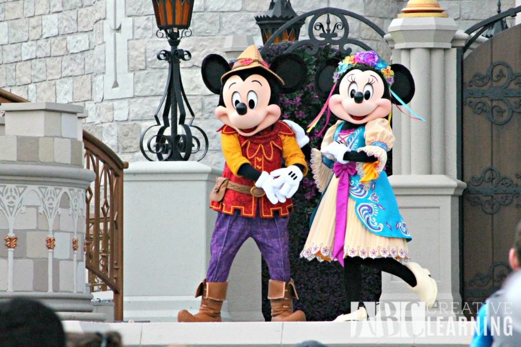 Top 4 New Attractions To Visit At Walt Disney World #AwakenSummer Minnie