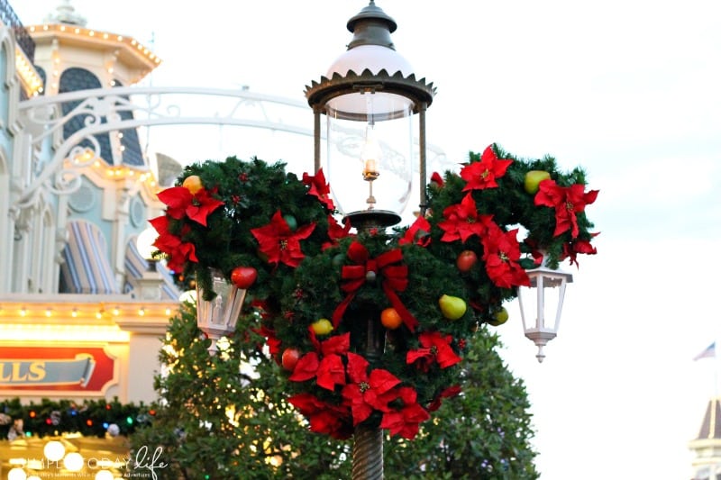 Create Family Memories at Mickey's Very Merry Christmas Party #VerryMerry Decor
