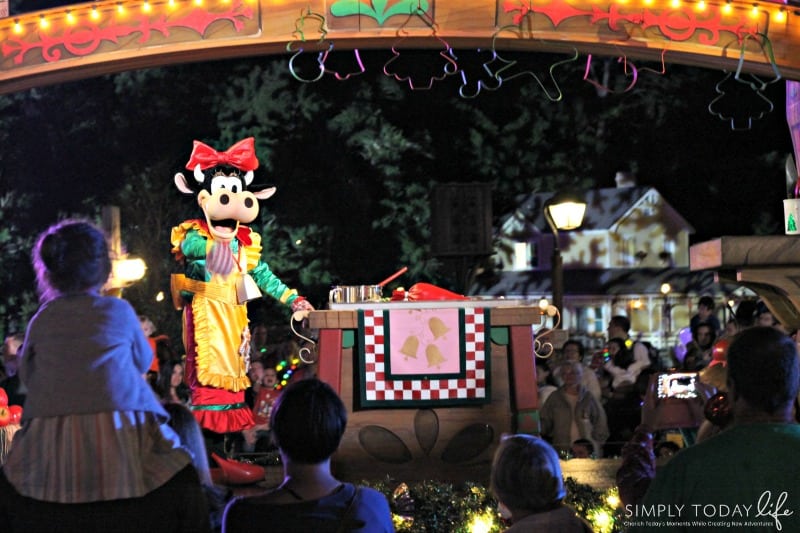 Create Family Memories at Mickey's Very Merry Christmas Party #VerryMerry Parade