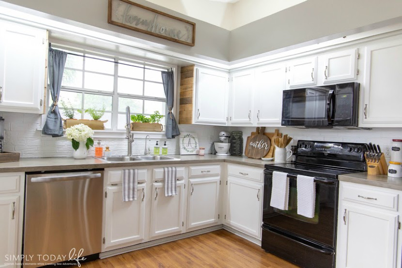 white chalk paint kitchen cabinets