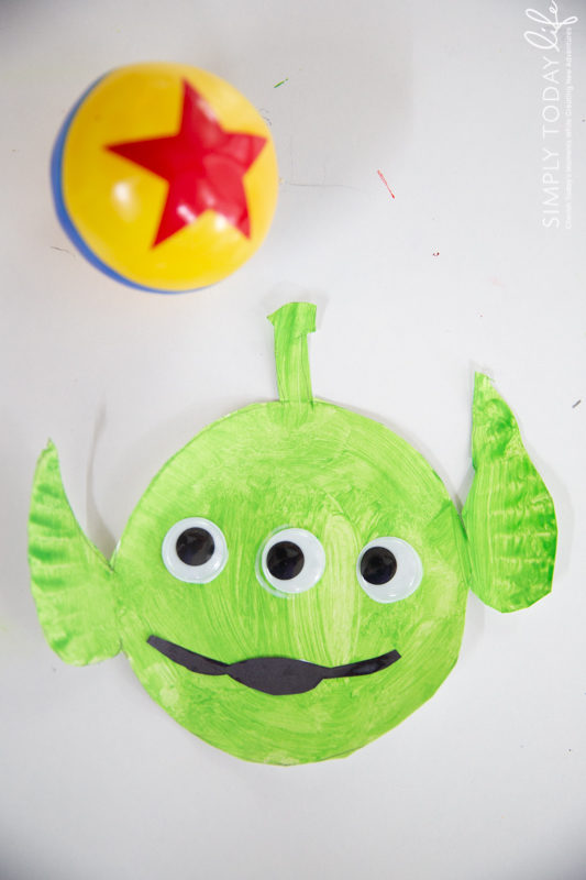 Sådan laver du en Toy Story Alien Paper Plate Craft